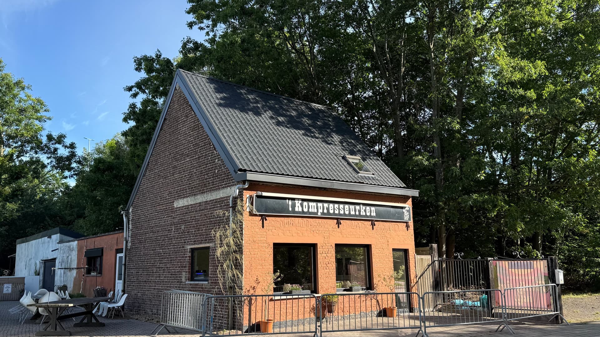 Na renovatie met JI Slate panelen — 't Kompresseurken